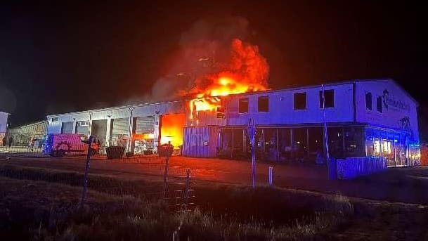 Die Fahrzeughalle stand in Vollbrand. Eine dreiköpfige Familie, die im Nebengebäude schlief, konnte sich eigenständig in Sicherheit bringen. Die Fahrzeughalle stand in Vollbrand. Eine dreiköpfige Familie, die im Nebengebäude schlief, konnte sich eigenständig in Sicherheit bringen.