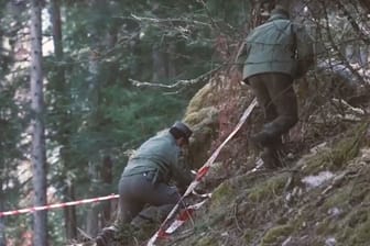 Jogger von Bär getötet: Die Unfallstelle wird nach Spuren abgesucht.