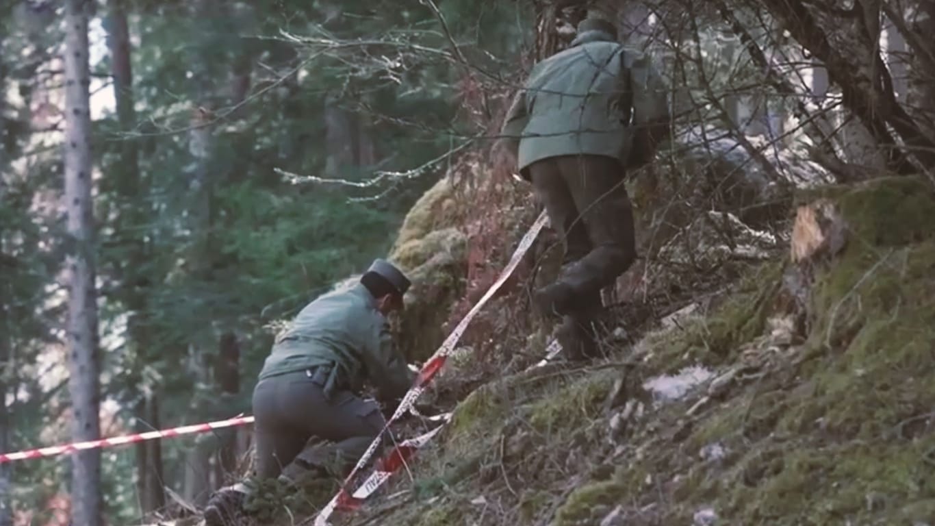 Jogger von Bär getötet: Die Unfallstelle wird nach Spuren abgesucht.