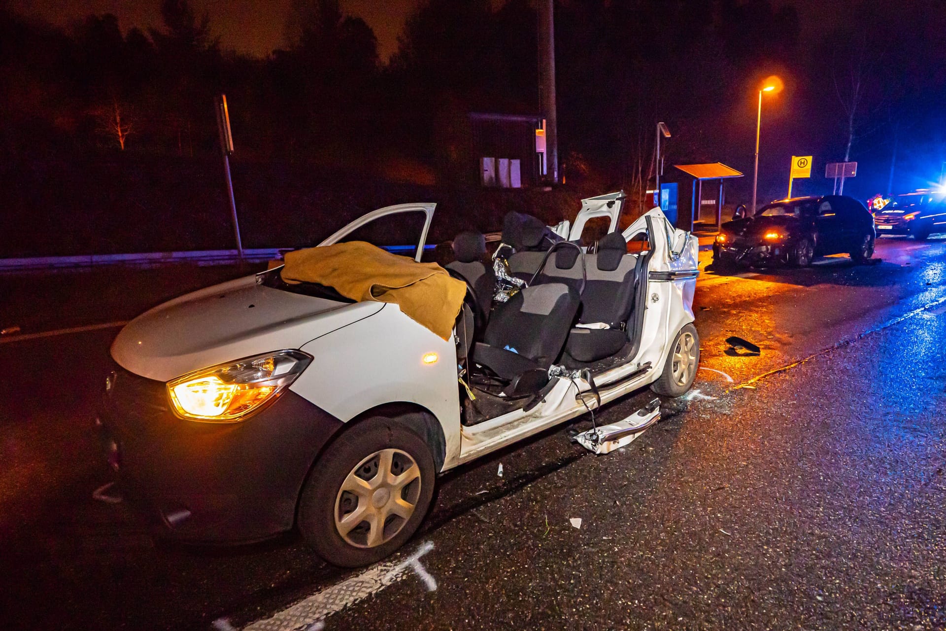 Der Dacia Dokker und im Hintergrund der Audi SQ5: Die Fahrerin des Dacia musste von der Feuerwehr aus dem Wagen geschnitten werden.