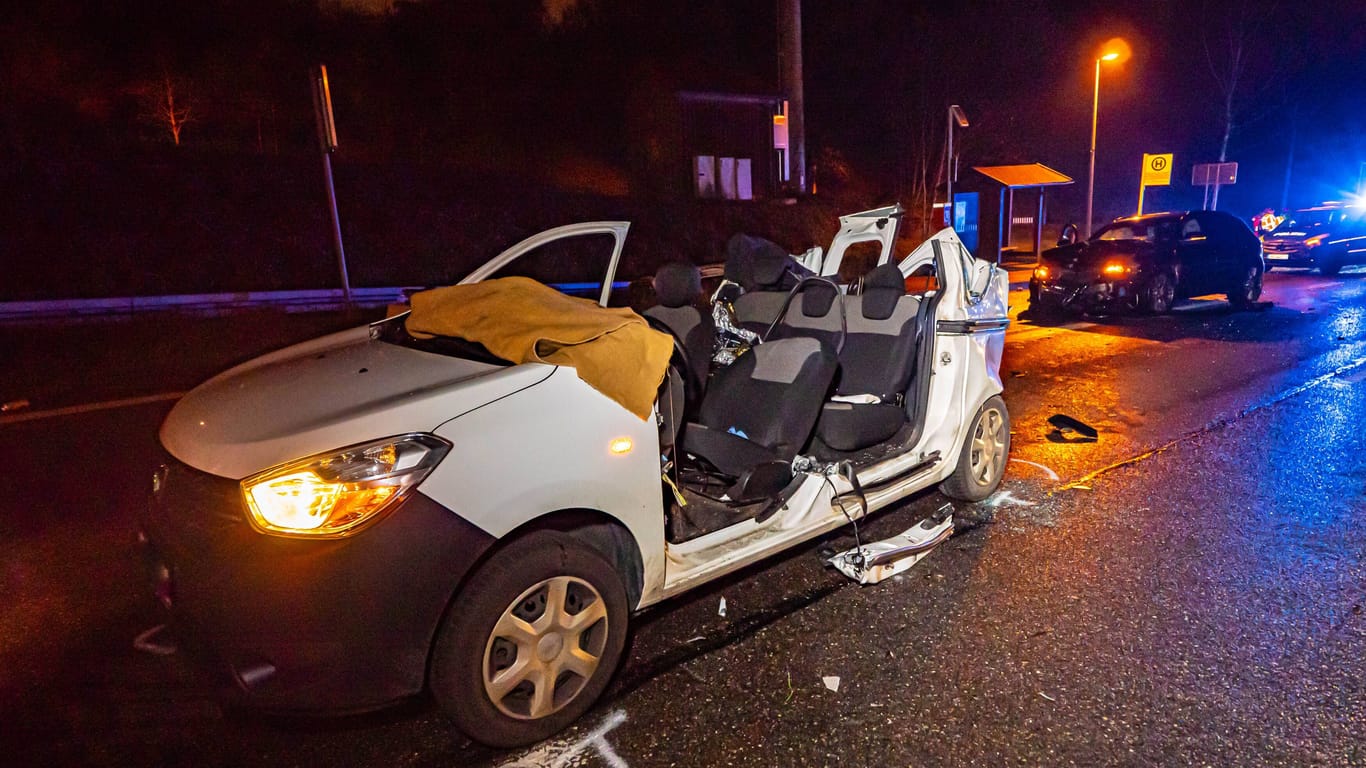 Der Dacia Dokker und im Hintergrund der Audi SQ5: Die Fahrerin des Dacia musste von der Feuerwehr aus dem Wagen geschnitten werden.