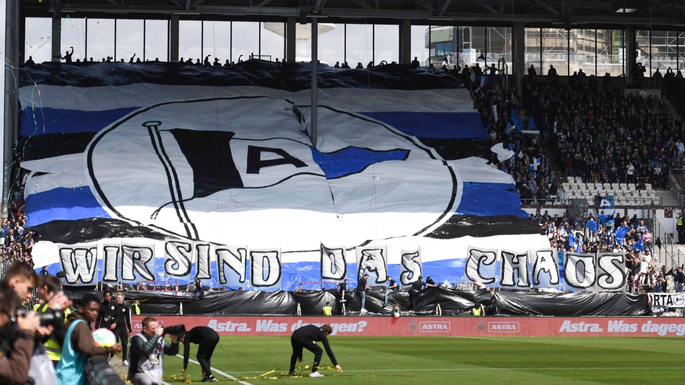 Die Choreo der 2.800 Anhänger aus Bielefeld.