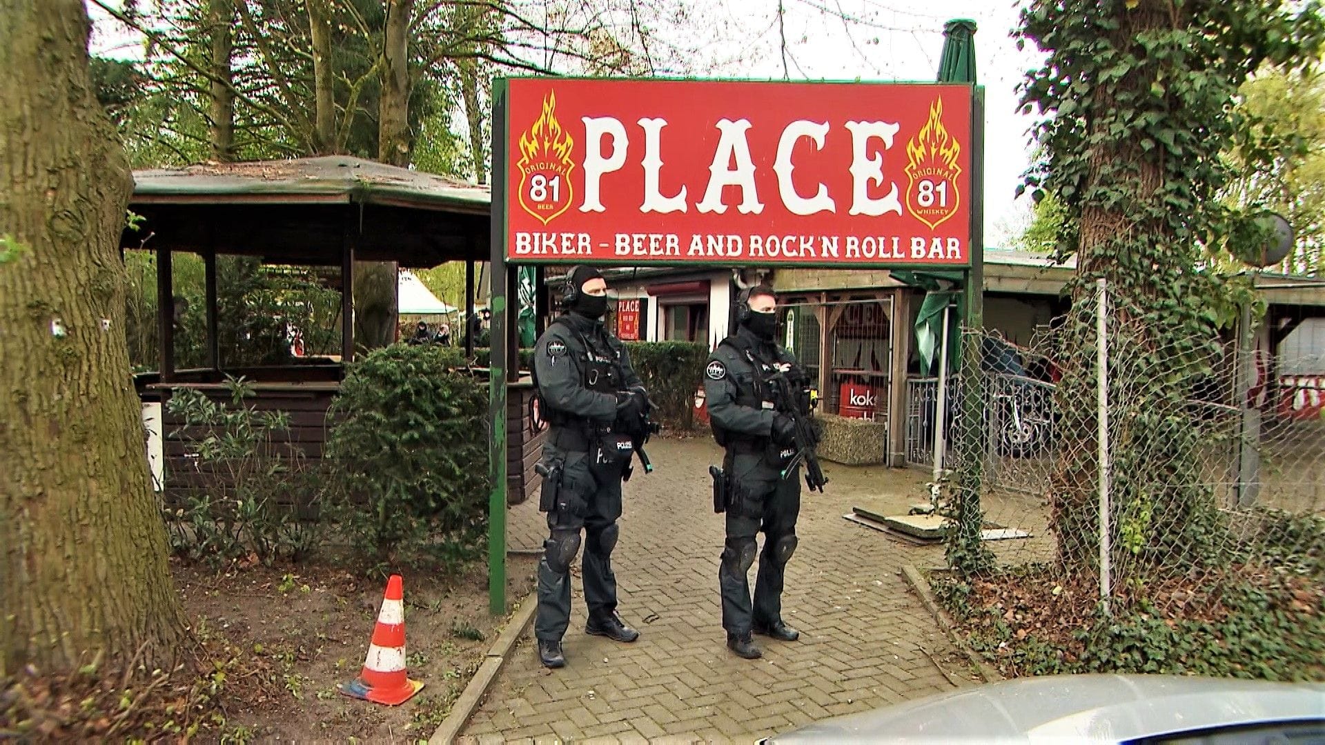 Vermummte Polizisten stehen vor einer Gaststätte der Hells Angels: Die Beamten waren wegen des Verdachtes des Drogenhandelns gekommen. Vermummte Polizisten stehen vor einer Gaststätte der Hells Angels: Die Beamten waren wegen des Verdachtes des Drogenhandelns gekommen.