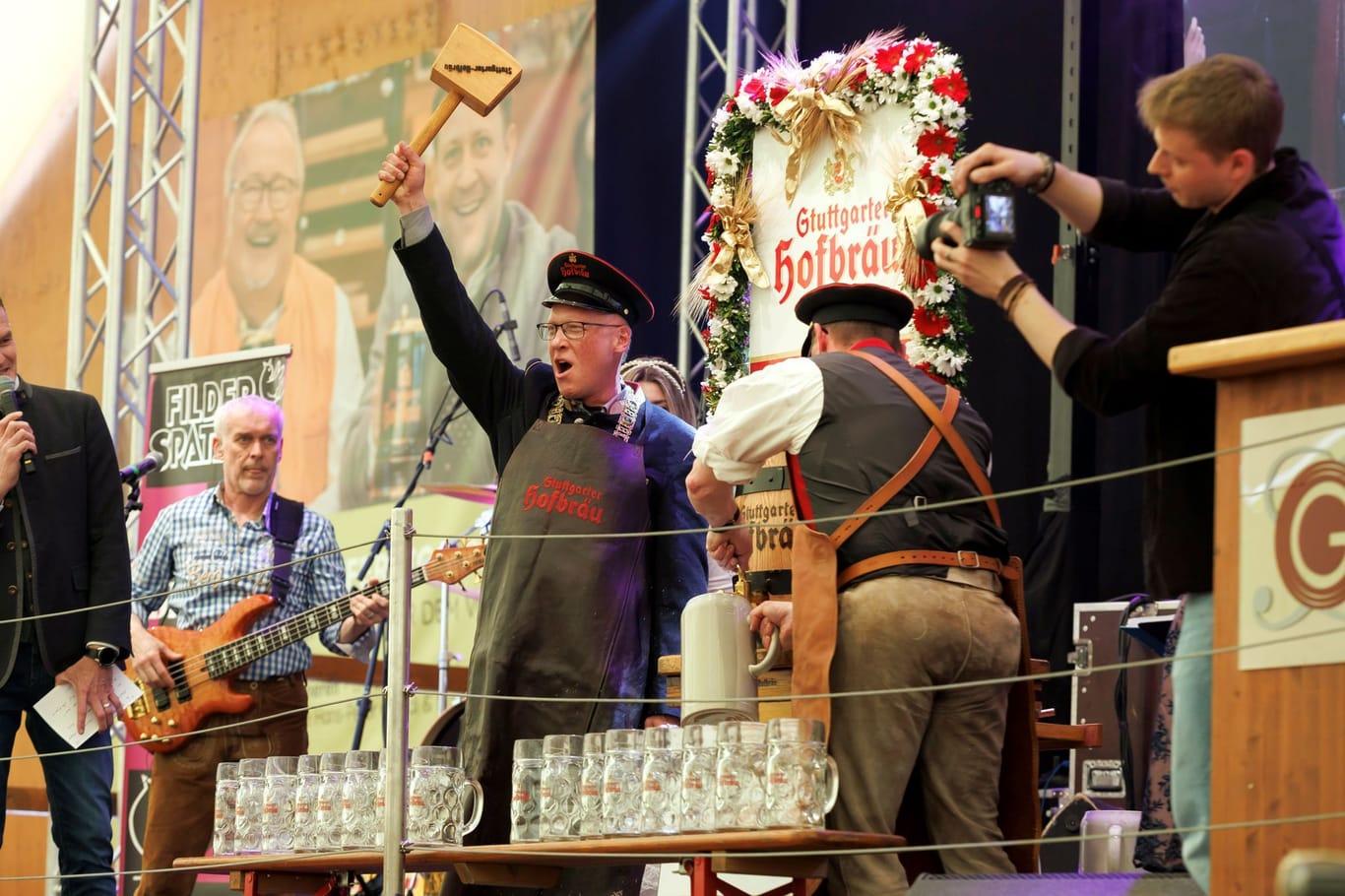 Thomas Fuhrmann (CDU): Der Wasenbürgermeister winkt nach seinem offiziellen Fassanstich mit zwei Schlägen dem Publikum zu.