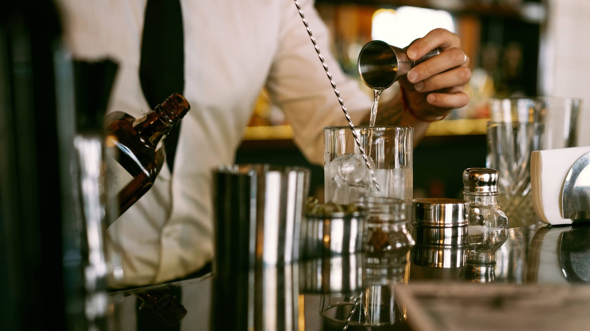 Barkeeper (Symbolfoto): Mit Schlägen und Tritten gingen die jungen Männer auf ihre Opfer los.