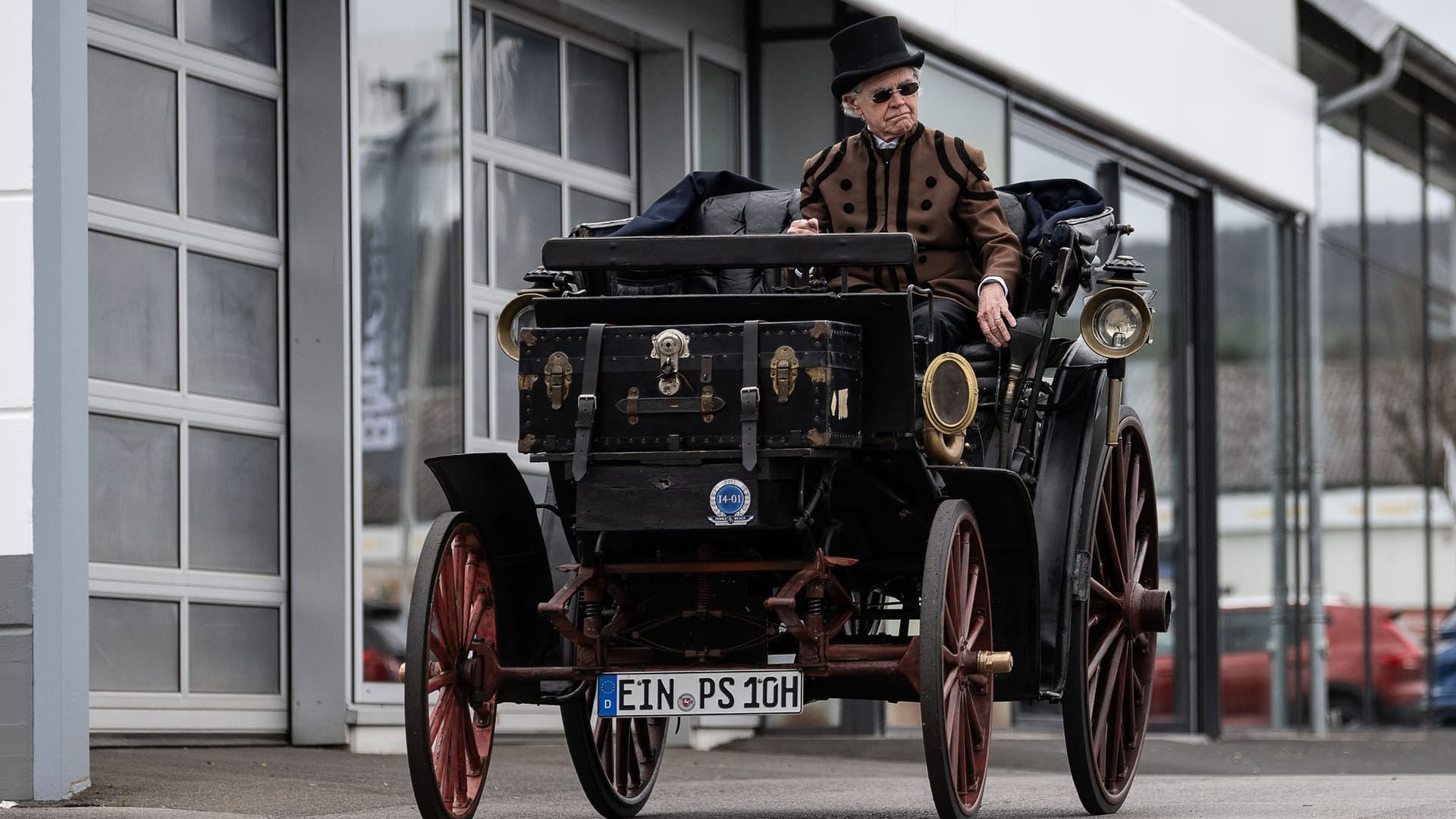 Besitzer Karl-Heinz Rehkopf fährt mit seiner Benz Victoria Nummer 99 zur Hauptuntersuchung auf dem Parkplatz vom TÜV Nord: Das Auto hat die Plakette erhalten.