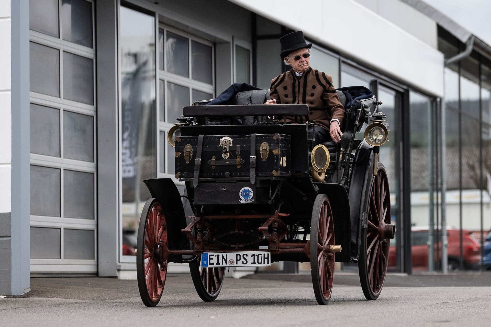 Besitzer Karl-Heinz Rehkopf fährt mit seiner Benz Victoria Nummer 99 zur Hauptuntersuchung auf dem Parkplatz vom TÜV Nord: Das Auto hat die Plakette erhalten.