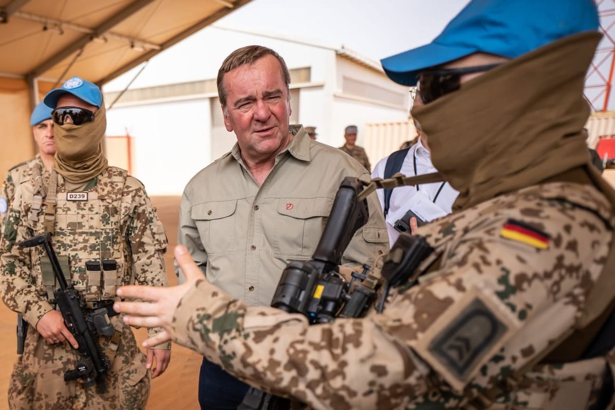 Boris Pistorius lässt sich im Bundeswehr Feldlager Camp Castor die verschiedenen Einsatzfähigkeiten der Truppe erklären.