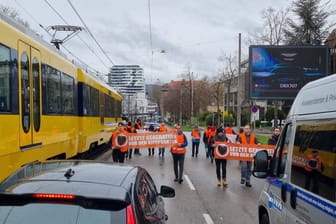Demonstration von Klimaaktivisten der "Letzten Generation" in Stuttgart: Auf der Heilbronner Straße war der Verkehr für rund eine Stunde am Samstag blockiert.