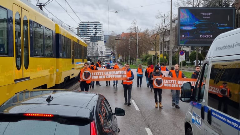 Demonstration von Klimaaktivisten der "Letzten Generation" in Stuttgart: Auf der Heilbronner Straße war der Verkehr für rund eine Stunde am Samstag blockiert.