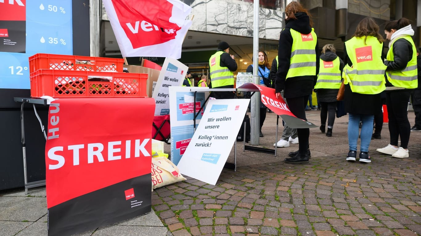 Mitarbeiter von Galeria Karstadt Kaufhof stehen bei einem Streik vor einer Filiale am Hauptbahnhof in Hannover: In Niedersachsen sollen mehrere der Warenhäuser geschlossen werden.