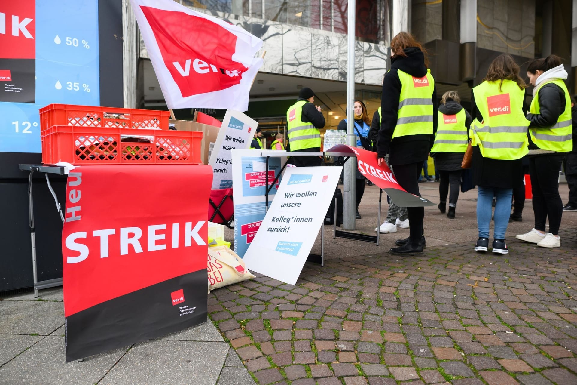 Mitarbeiter von Galeria Karstadt Kaufhof stehen bei einem Streik vor einer Filiale am Hauptbahnhof in Hannover: In Niedersachsen sollen mehrere der Warenhäuser geschlossen werden.