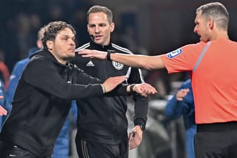 Verzweifelt am Spielfeldrand: BVB-Trainer Edin Terzic (li.) im Gespräch mit dem Schiedsrichter-Assistenten.