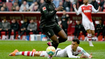 Davie Selke am Boden nach einem Zweikampf gegen Manu Koné: Der FC-Stürmer tat sich schwer gegen die Gladbacher Verteidigung.
