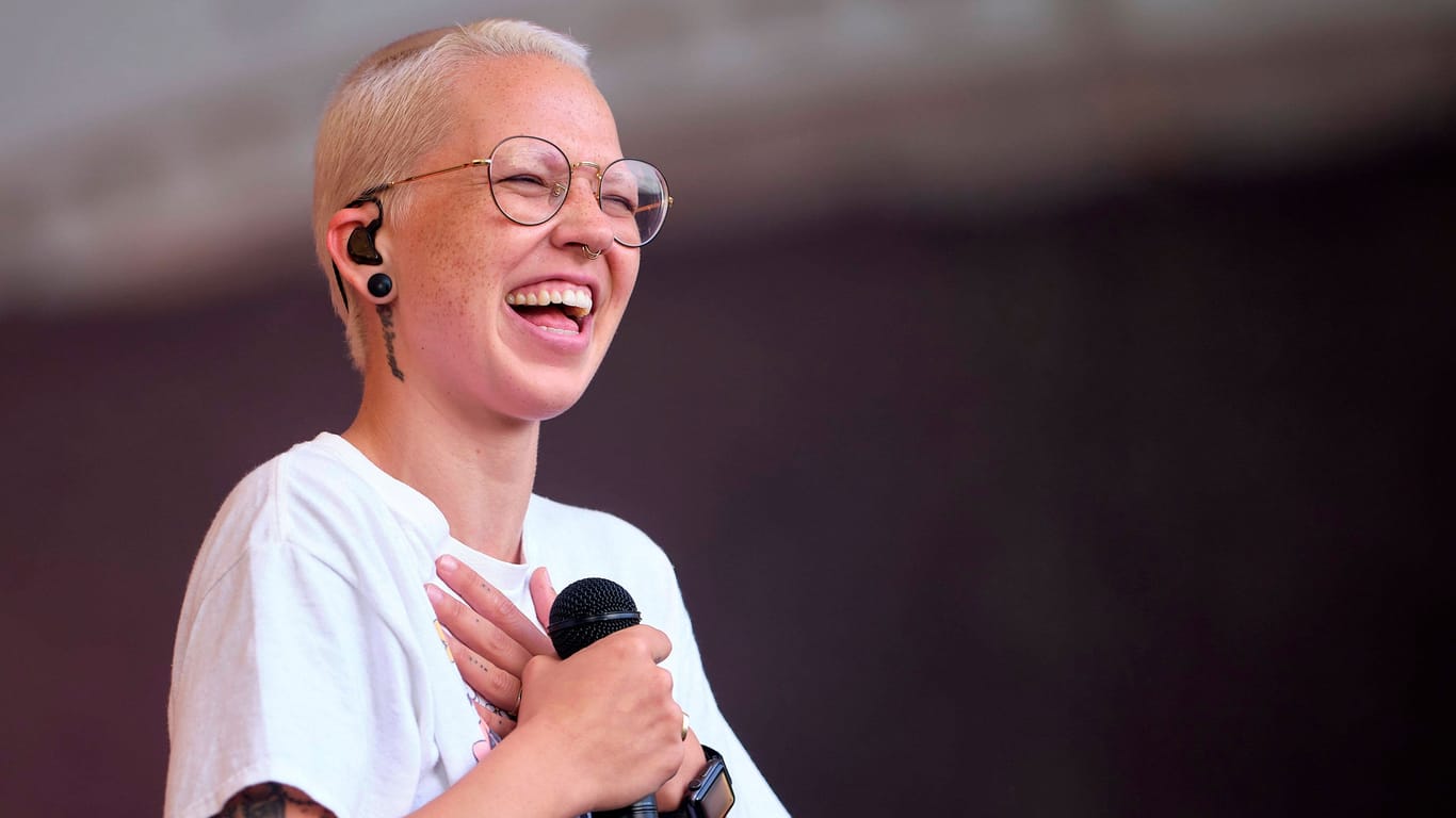 Stefanie Heinzmann: Seit Ende 2020 trägt die Sängerin ihre Haare blond.