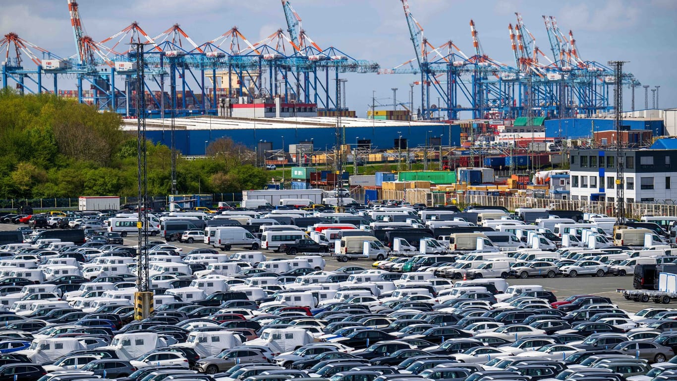 Autos stehen auf dem Gelände vom BLG Autoterminal Bremerhaven. Der Seehäfen- und Logistikdienstleister gilt als einer der entscheidenden Wirtschaftsmotoren der Region.