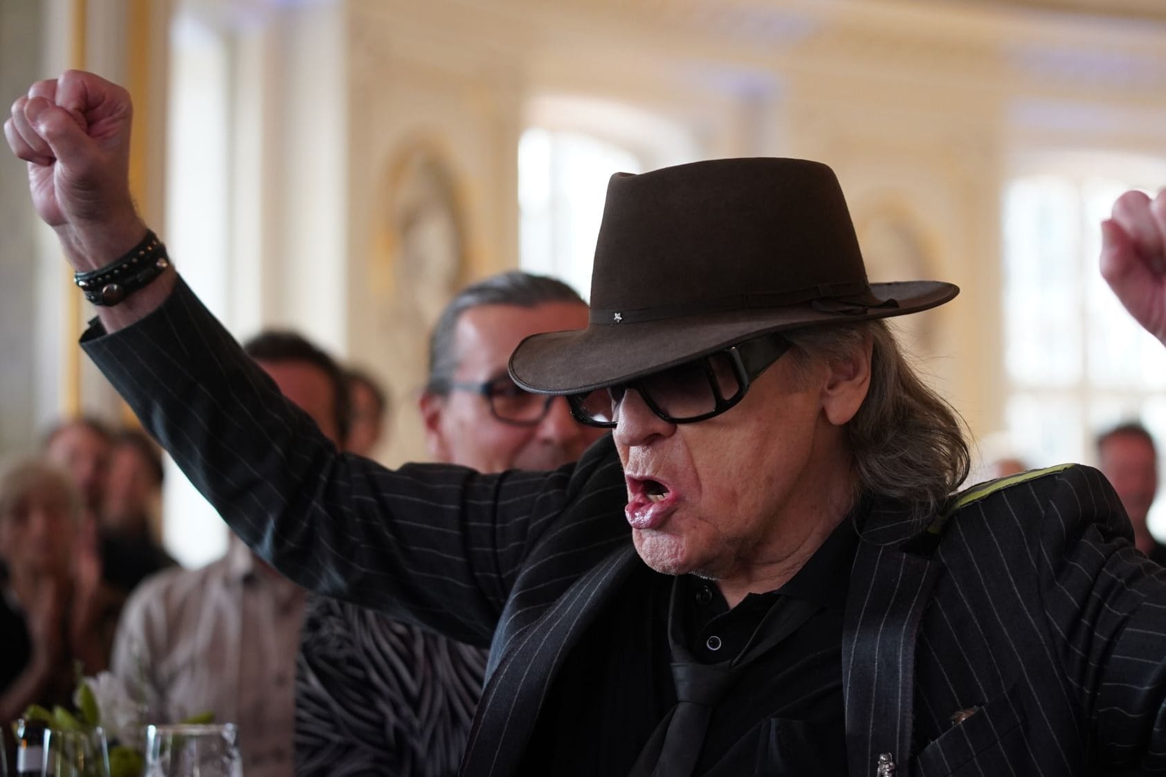 Udo Lindenberg jubelt: Für den Song "Komet" mit Rapper Apache 207 erhielt er die Platin-Auszeichnung.