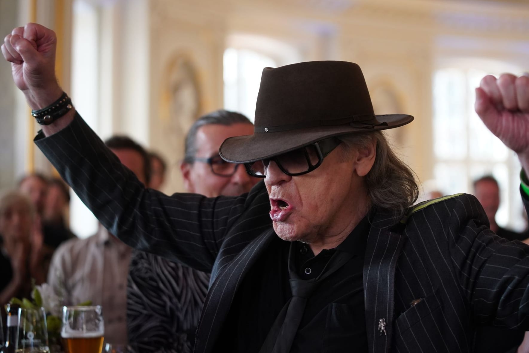 Udo Lindenberg jubelt: Für den Song "Komet" mit Rapper Apache 207 erhielt er die Platin-Auszeichnung.