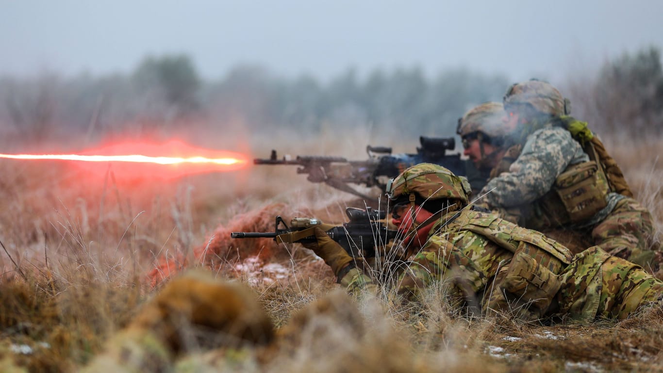 US-Soldaten bei einer Übung in Polen (Symbolbild): Dem Pentagon-Leak zufolge könnten Nato-Truppen in der Ukraine stationiert sein.