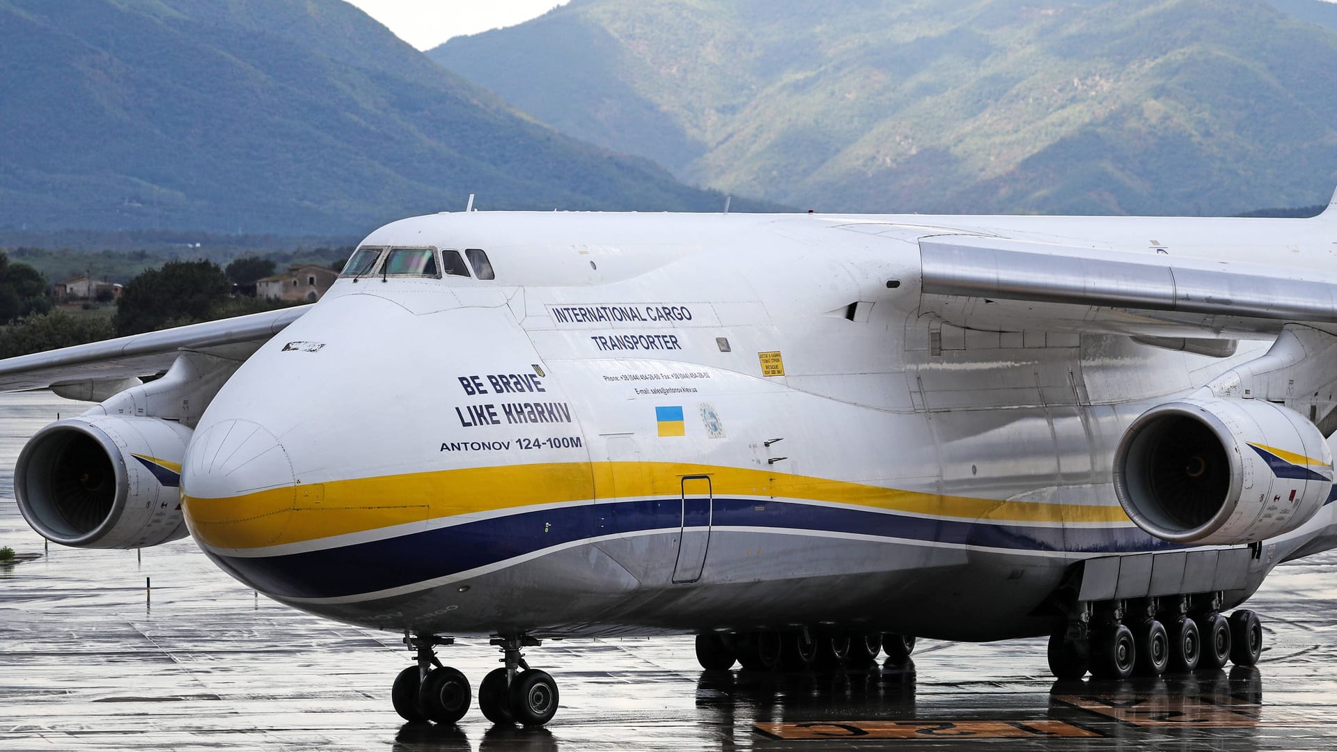 Eine Antonov An-124 auf dem Flughafen von Girona, Spanien (Symbolbild): Die Ukraine nutz bereits Frachtlieger dieses Modells. Bald könnte die Flotte noch wachsen.