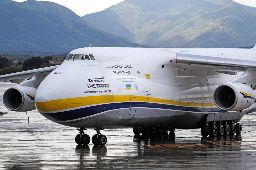 Eine Antonov An-124 auf dem Flughafen von Girona, Spanien (Symbolbild): Die Ukraine nutz bereits Frachtlieger dieses Modells. Bald könnte die Flotte noch wachsen.