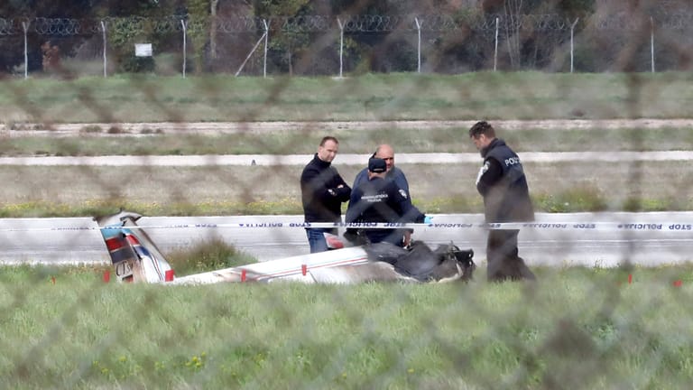 Ermittler am Absturzort: Angeblich sollen Deutsche an Bord gewesen sein.