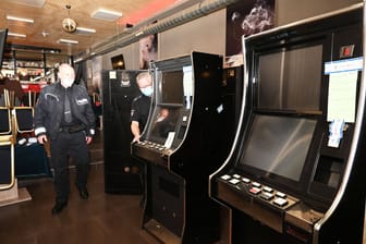 Polizisten beschlagnahmen mehrere Spielautomaten (Symbolfoto): Auch Spürhunde waren am Einsatz beteiligt.