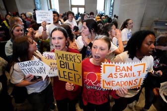 Schülerinnen und Schüler fordern lautstark eine Waffenreform und unterstützen die "Tennessee Three" vor dem Repräsentantenhaus in Nashville.