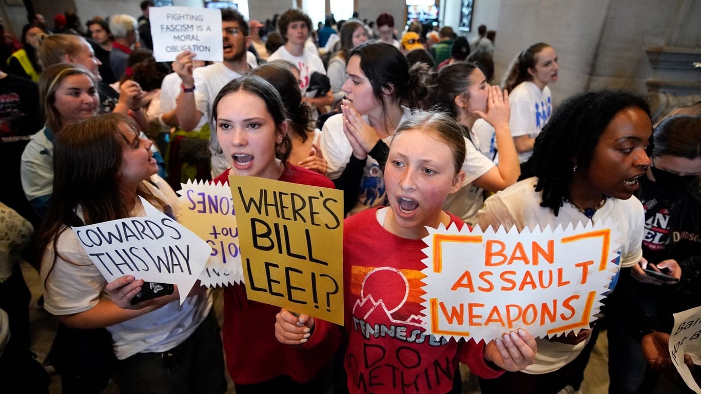 Schülerinnen und Schüler fordern lautstark eine Waffenreform und unterstützen die "Tennessee Three" vor dem Repräsentantenhaus in Nashville.