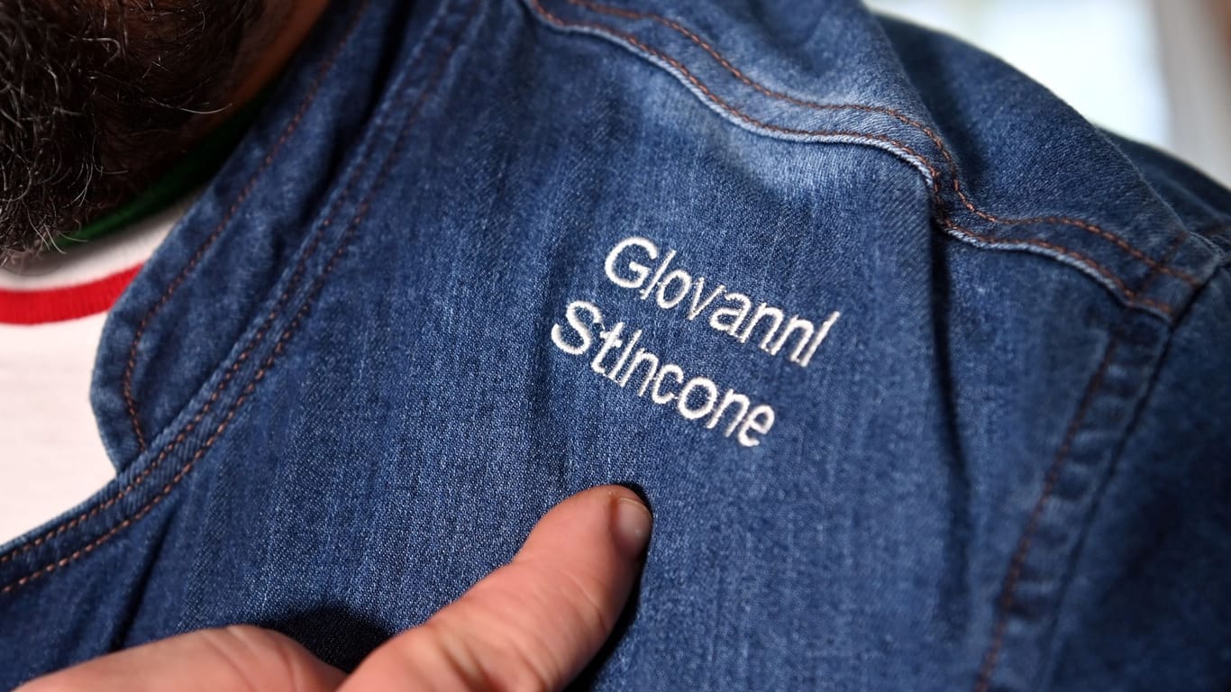 Stolz auf den aufgestickten Namen: Giovanni Stincone zeigt auf seine Arbeitsjacke.