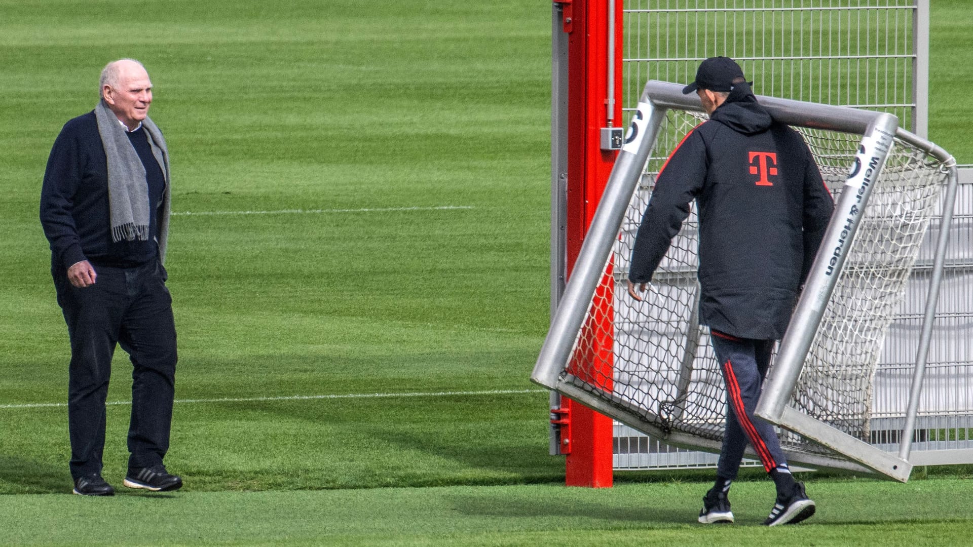 Uli Hoeneß und Thomas Tuchel: Der Ehrenpräsident besuchte Chefcoach Thomas Tuchel am Mittwoch beim Training an der Säbener Straße.