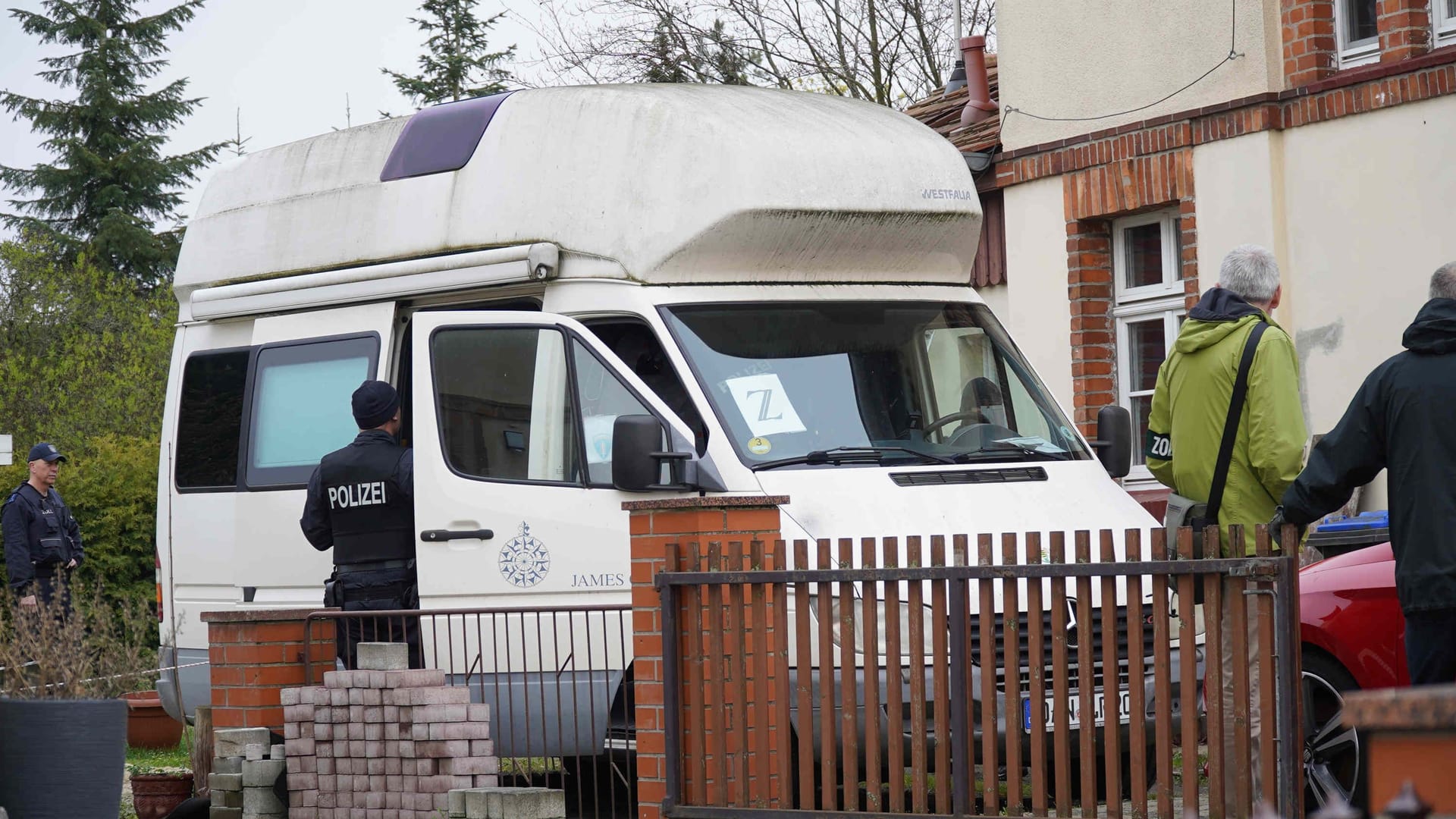 Auch ein Wohnmobil vor dem Haus wurde durchsucht: Der Einsatz begann gegen 4 Uhr morgens.