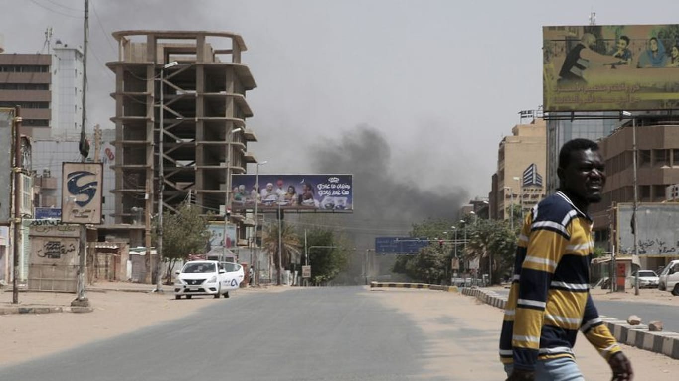 Khartum am Wochenende: Nach heftigen Kämpfen sind Teile der Millionenstadt in Rauchschwaden gehüllt.