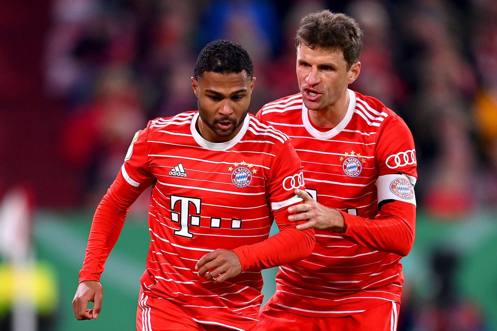 Thomas Müller (r.) neben Serge Gnabry: Der Weltmeister ist immer für einen Scherz zu haben.