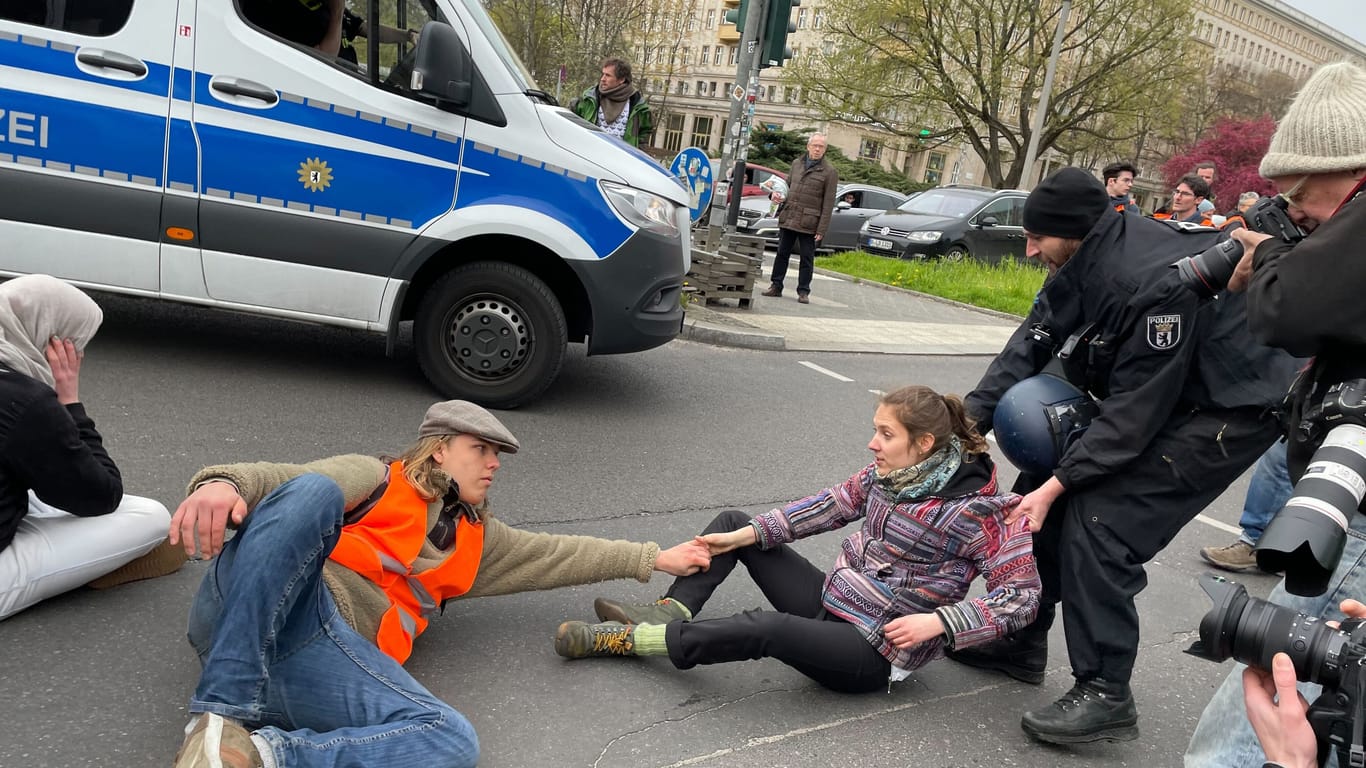 Ein Polizist zieht Aktivisten von der Straße: Immer wieder kommt es zu Gerangel.