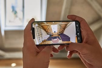App "Ikea Kreativ" auf einem Smartphone: Das Programm passt Möbelstücke automatisch in den fotografierten Raum ein.