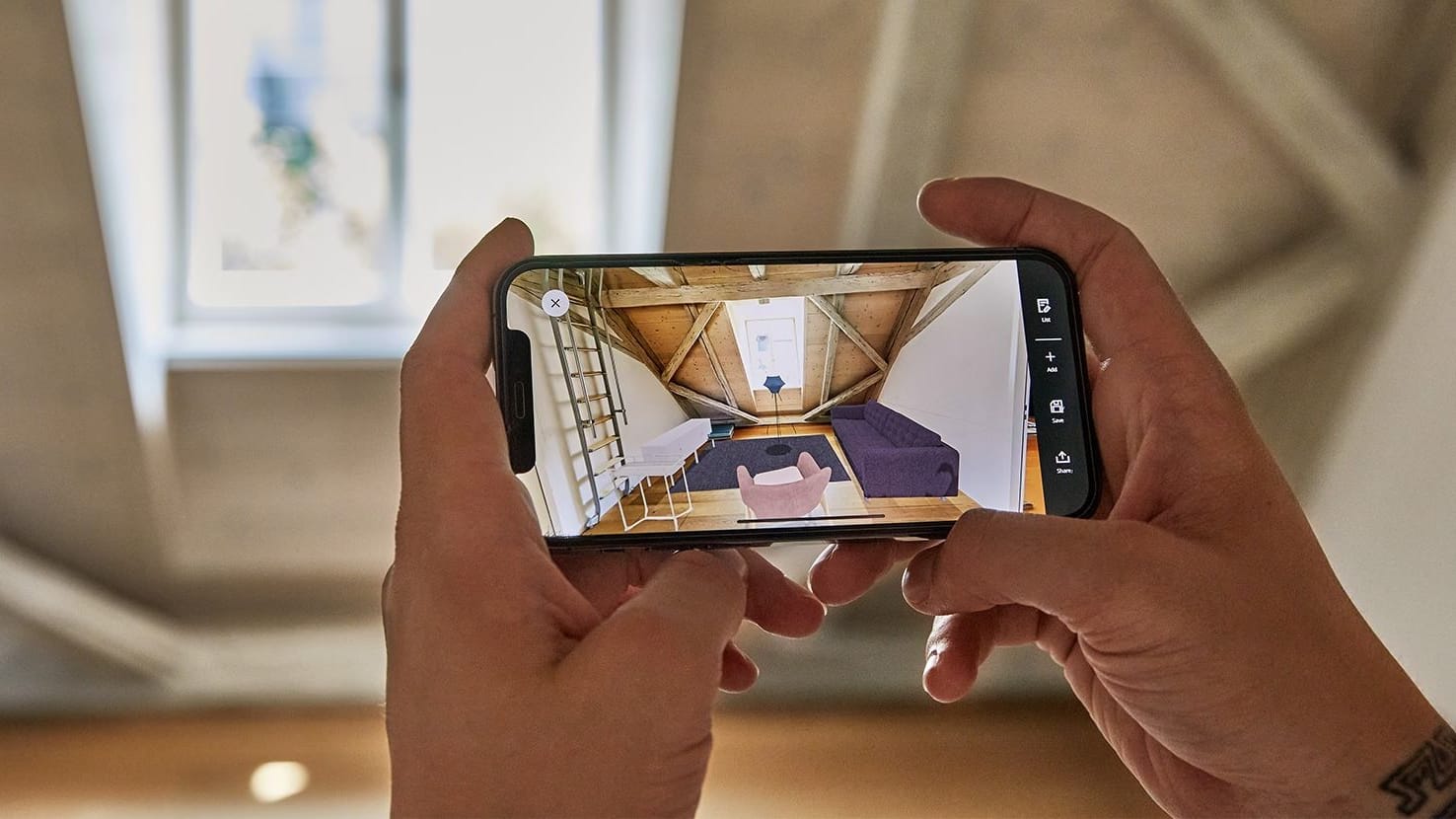 App "Ikea Kreativ" auf einem Smartphone: Das Programm passt Möbelstücke automatisch in den fotografierten Raum ein.