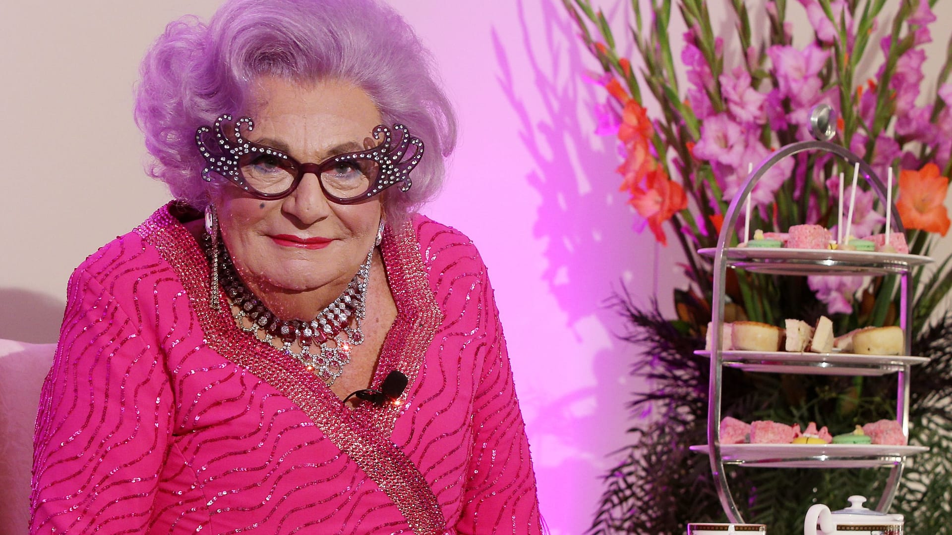 Barry Humphries als Kunstfigur Dame Edna Everage