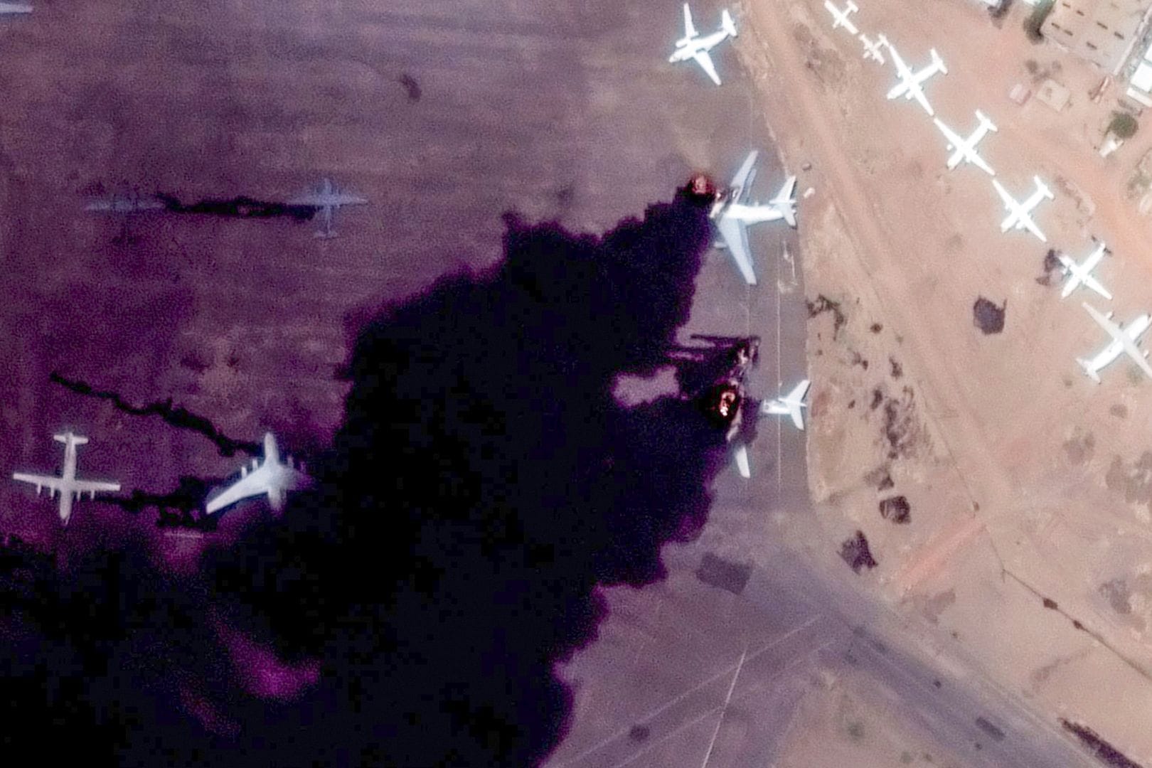 Satellitenaufnahmen von zerstörten Flugzeugen am Flughafen in Khartum
