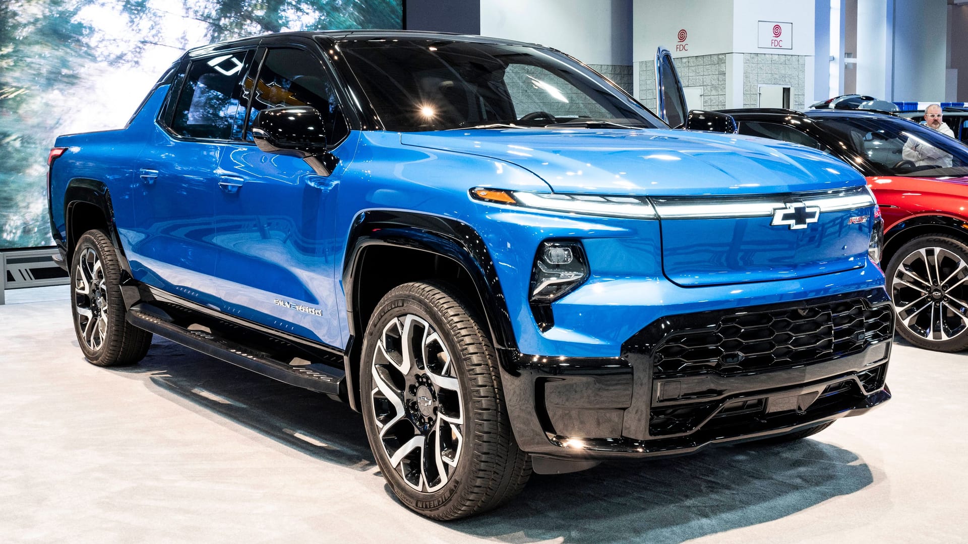 Der 2024 Chevrolet Silverado EV auf der Auto Show in Washington D.C. Die E-Flotte von General Motors soll künftig auf Apple und Android verzichten.