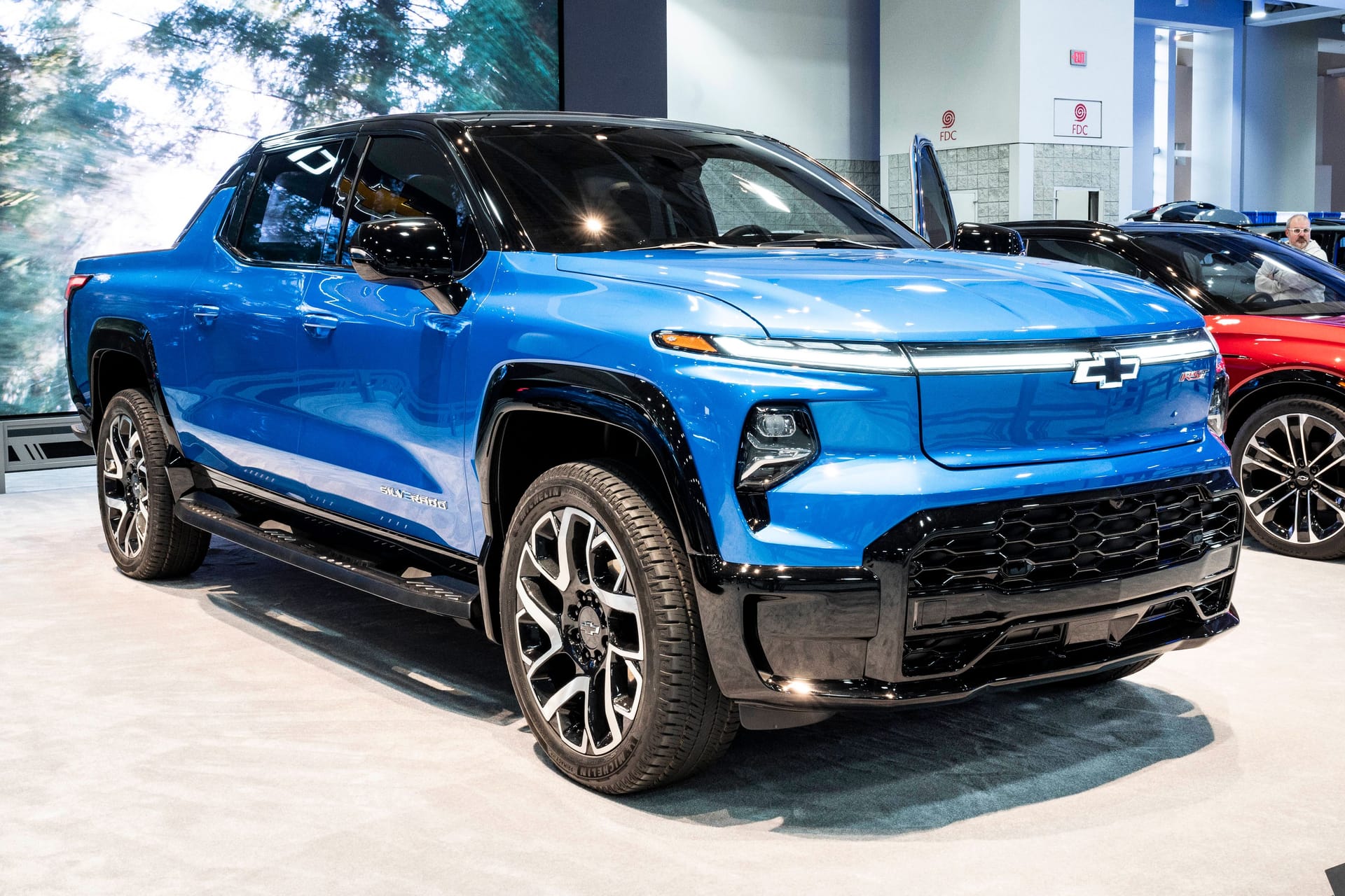 Der 2024 Chevrolet Silverado EV auf der Auto Show in Washington D.C. Die E-Flotte von General Motors soll künftig auf Apple und Android verzichten.