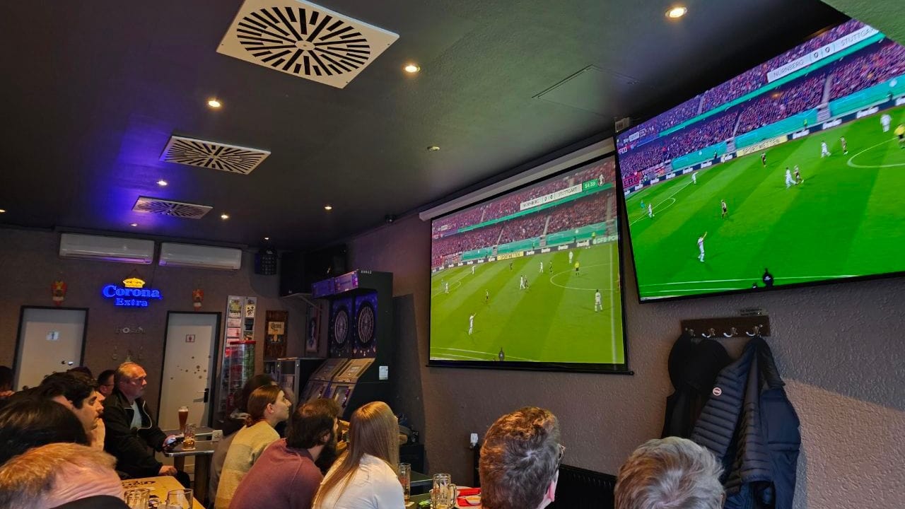 VfB-Fans verfolgen in der Kneipe "The Corner Bar" das Pokalspiel gegen Nürnberg: Nach dem Sieg kehrte auch die Zuversicht für den Abstiegskampf zurück.