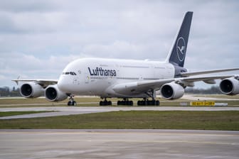 Der A380 nach der Landung am Mittwoch: Im Riesenjet haben bis zu 509 Passagiere Platz.