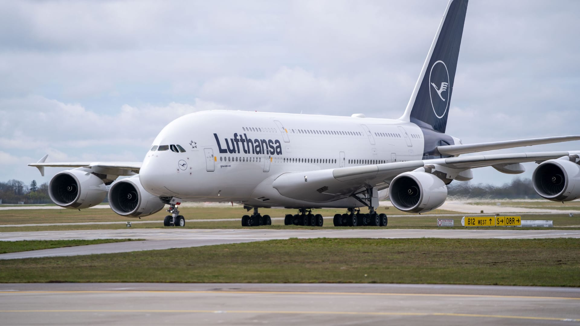 Der A380 nach der Landung am Mittwoch: Im Riesenjet haben bis zu 509 Passagiere Platz. Der A380 nach der Landung am Mittwoch: Im Riesenjet haben bis zu 509 Passagiere Platz.