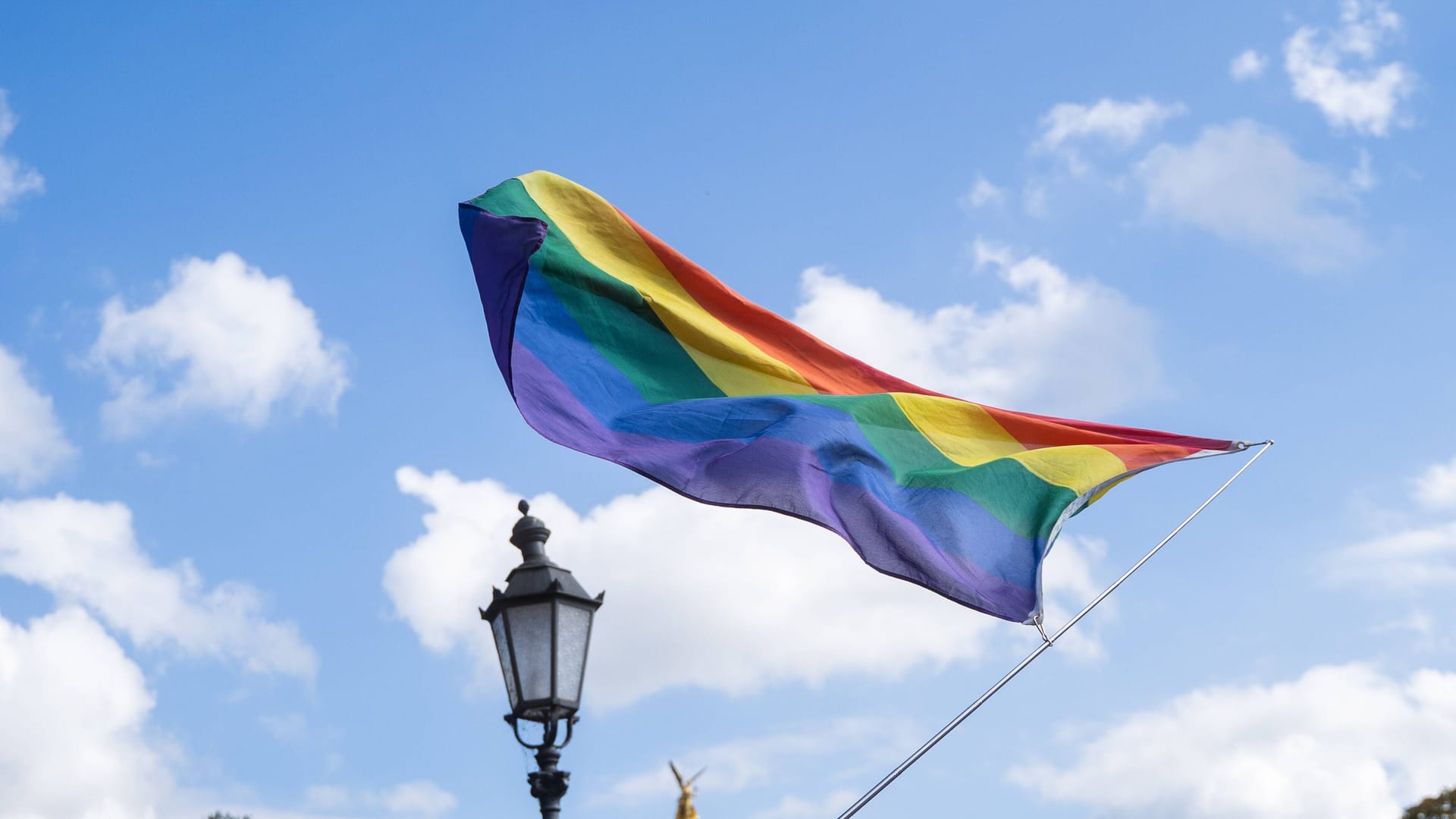 Eine Regenbogenflagge weht am Himmel (Archivbild): Zukünftig darf die Fahne auch an Niedersachsens Schulen gehisst werden.