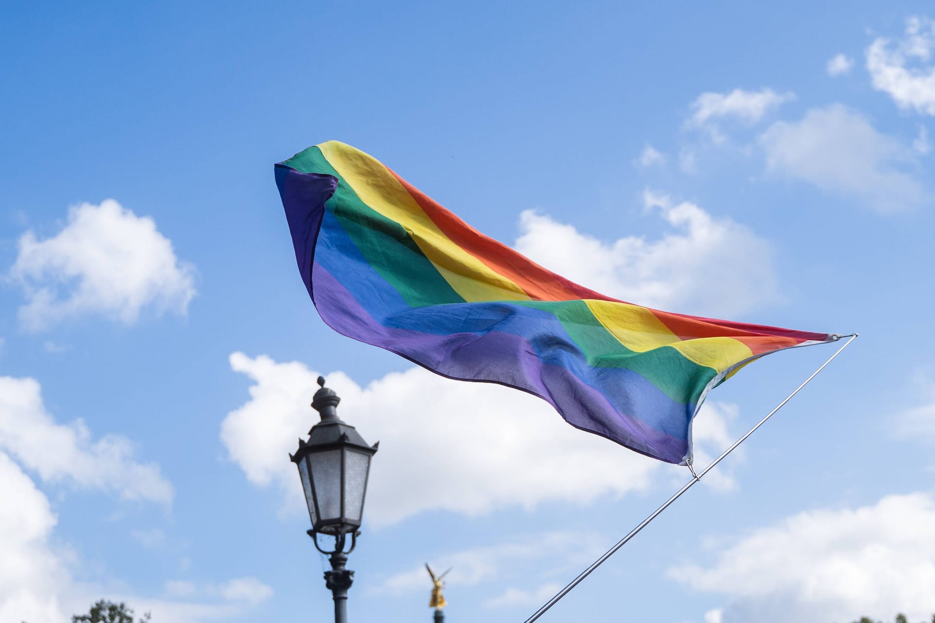 Eine Regenbogenflagge weht am Himmel (Archivbild): Zukünftig darf die Fahne auch an Niedersachsens Schulen gehisst werden.