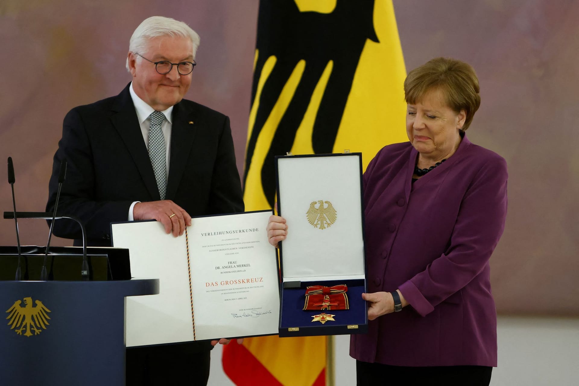 Bundespräsident Frank-Walter Steinmeier würdige die frühere Kanzlerin dabei als eine "beispiellose Politikerin".