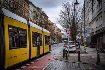 Straßenbahn im Prenzlauer Berg (Symbolbild): Vergangenes Jahr wurde eine Jugendliche nach dem Aussteigen rassistisch angegriffen.