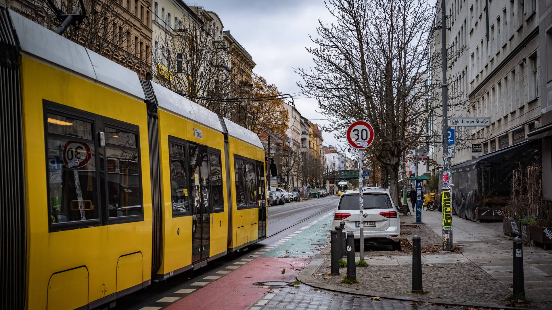 Straßenbahn im Prenzlauer Berg (Symbolbild): Vergangenes Jahr wurde eine Jugendliche nach dem Aussteigen rassistisch angegriffen.