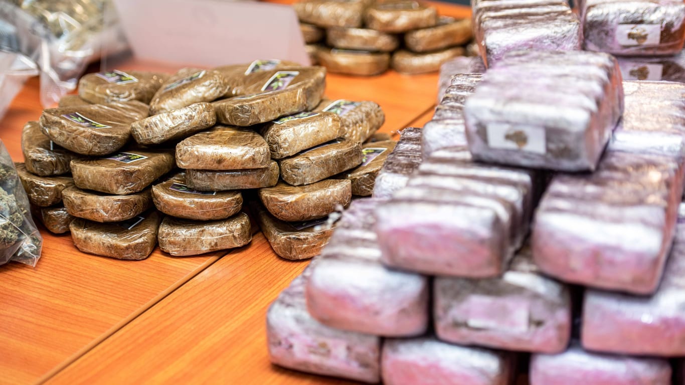 Sichergestellte Drogen liegen auf einem Tisch (Symbolfoto): Die Ermittler sprechen von einem "schwunghaften Handel" mit Rauschgift.